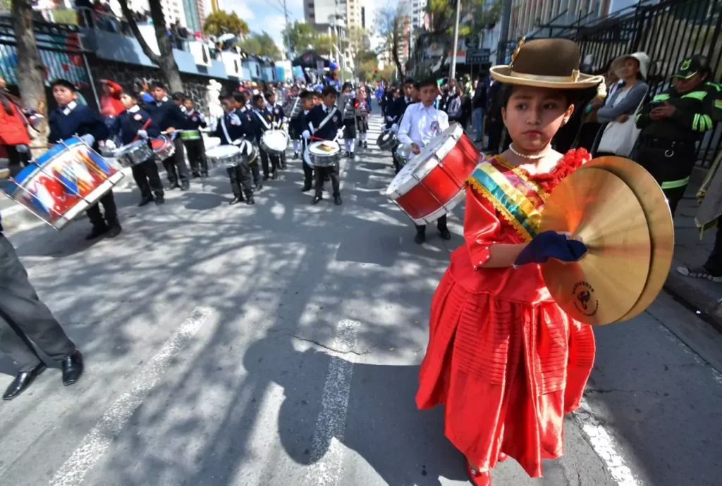 Desfile escolar inicia homenajes a las fiestas julias
