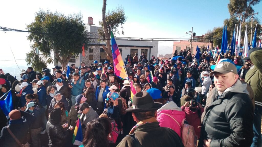 Miles de personas marchan en La Paz en defensa de la democracia y la Constitución
