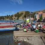 Fuerte oleaje por vientos dificulta el traslado de vehículos y pasajeros en el estrecho de Tiquina