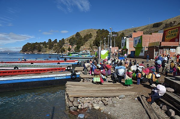 Fuerte oleaje por vientos dificulta el traslado de vehículos y pasajeros en el estrecho de Tiquina