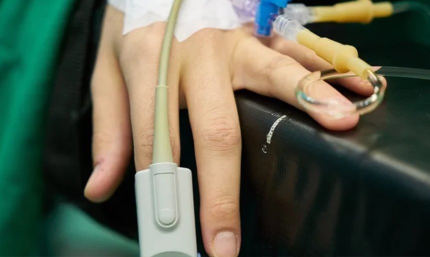 Mujer abandonó a su enamorado en un hospital tras darle una bebida