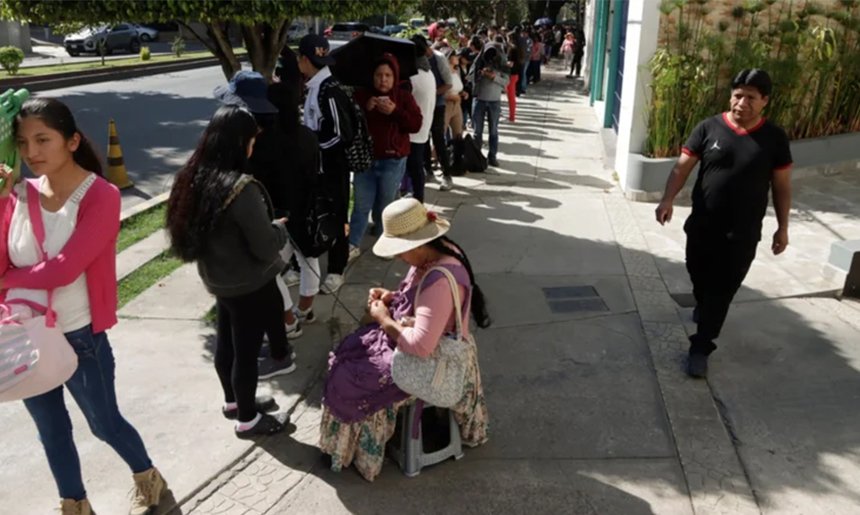 Largas filas marcan el último día de empadronamiento electoral