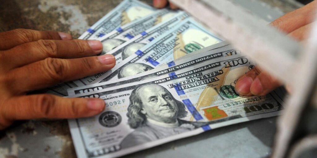 Baja el precio del dólar por reducción de demanda y mayor circulación de la divisa impulsada por superávit comercial