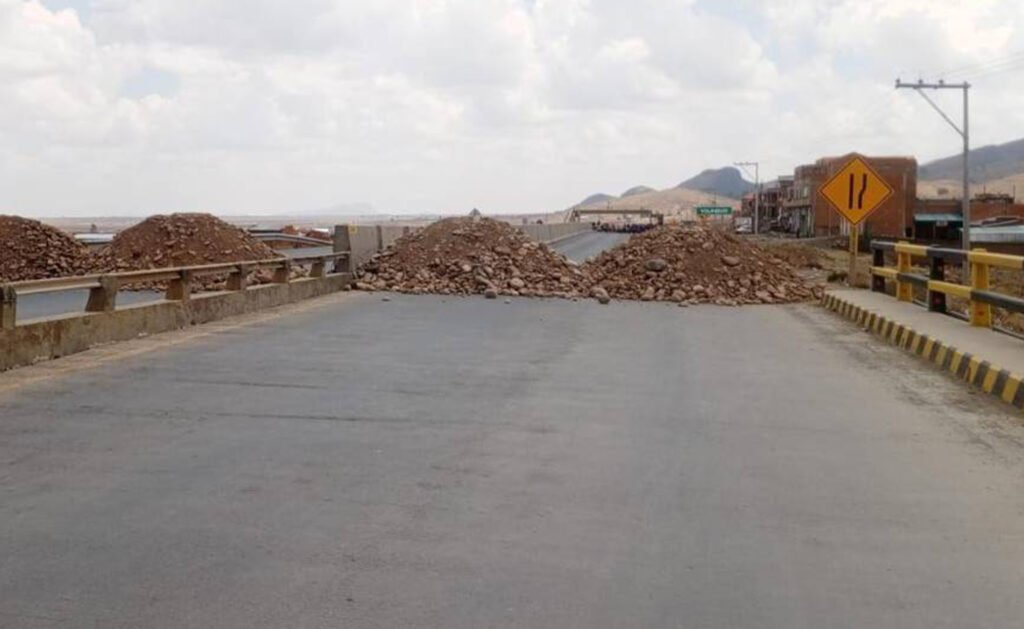 Turistas varados en Copacabana por bloqueos
