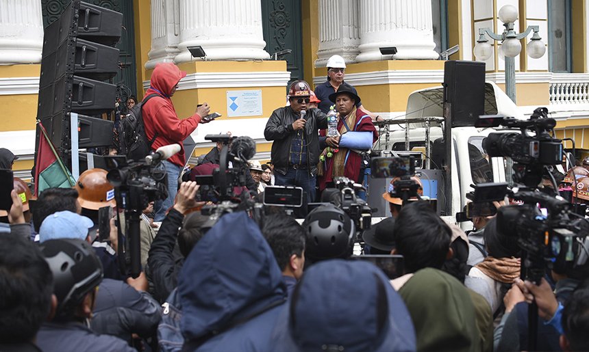 Instalan vigilia permanente en la plaza Murillo hasta que se aprueben proyectos de ley
