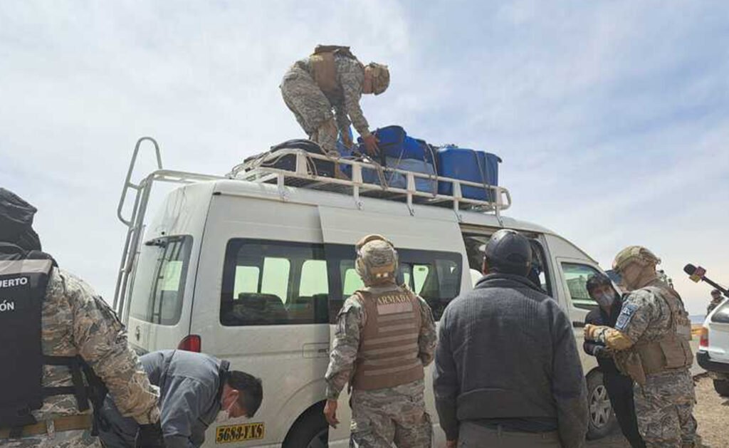 Militares refuerzan 22 puntos en Oruro y La Paz para frenar contrabando de alimentos