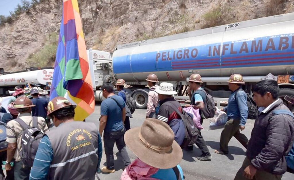 YPFB alerta sobre la escasez de combustible debido a bloqueos y activa plan de contingencia