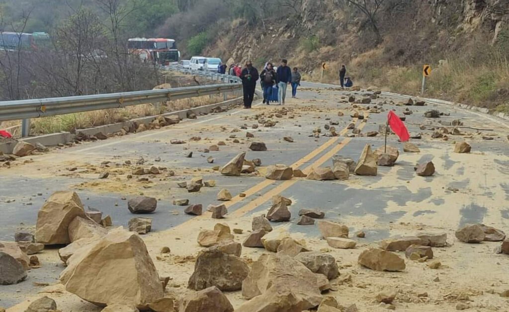 Once puntos de bloqueo afectan rutas en Cochabamba por quinto día consecutivo