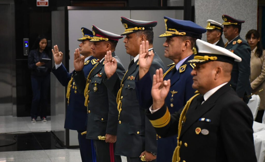 Luis Arce posesiona al nuevo Alto Mando Militar de Bolivia
