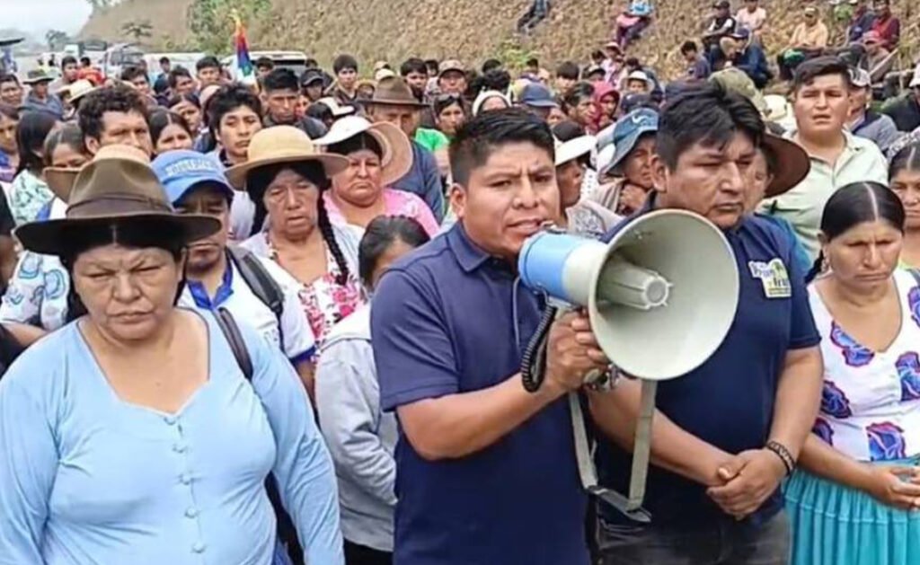 Cocaleros del Chapare amenazan con bloqueo nacional si aprehenden a Evo Morales