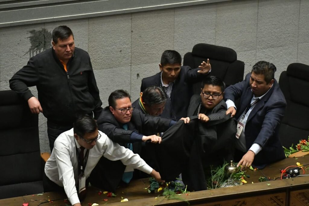 Evistas causan disturbios en la Asamblea Legislativa y dejan destrozos tras agredir a David Choquehuanca