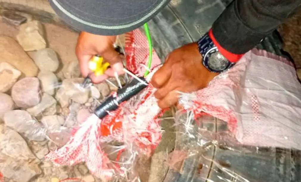 La policía encuentra cachorros de dinamita ocultos en neumáticos tras incidente en Parotani que dejó a un soldado herido