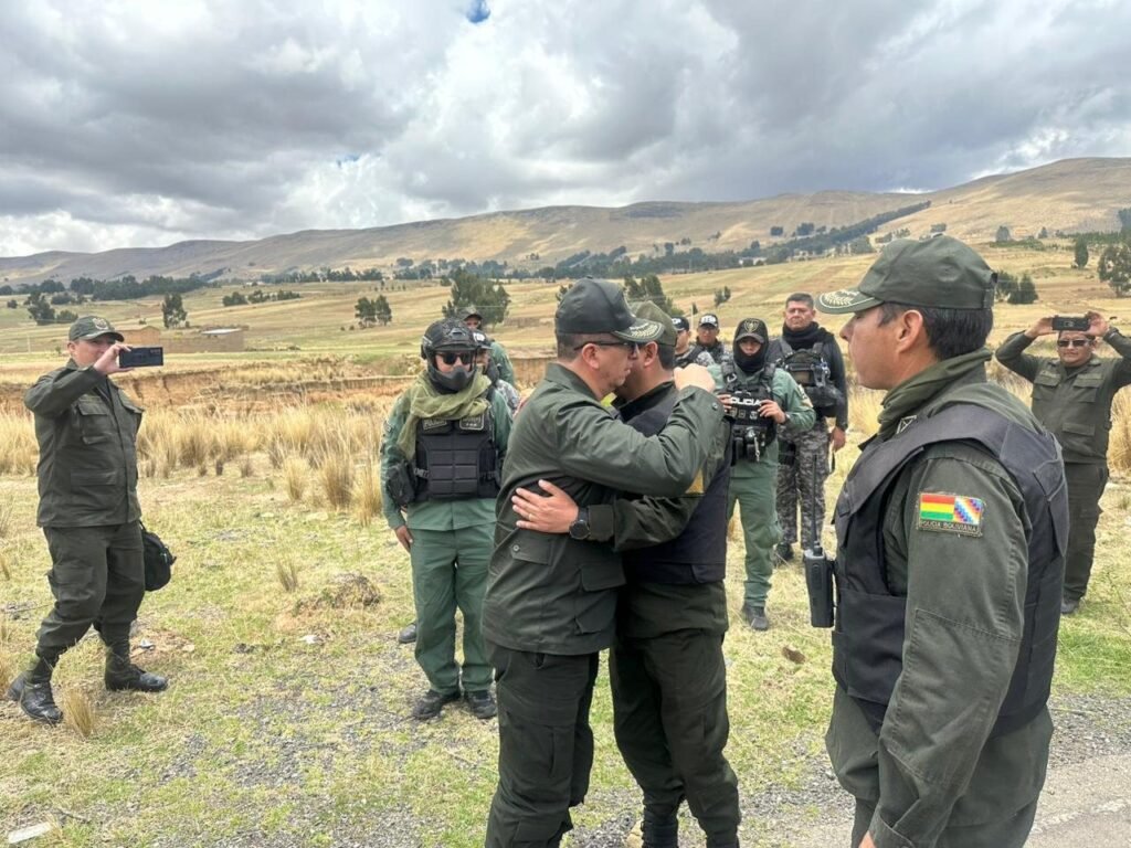Policía restablece transitabilidad en la vía antigua Santa Cruz-Cochabamba