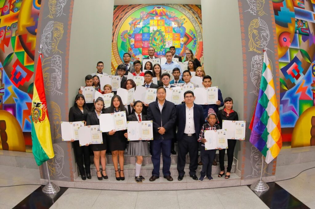Presidente inicia entrega del bono “Bachiller Destacado” y beneficia a 11.298 jóvenes en el país