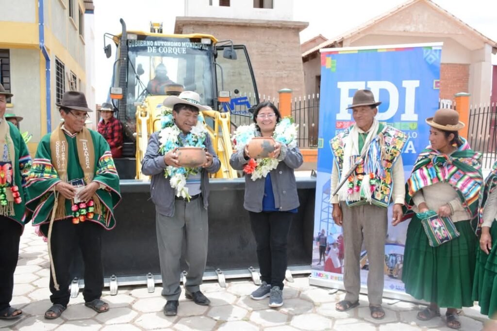 Gobierno impulsa la producción de camélidos en Corque con maquinaria pesada por Bs 1,6 millones