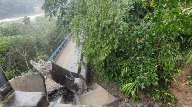 Colapso del puente Santa Bárbara deja incomunicado al norte paceño