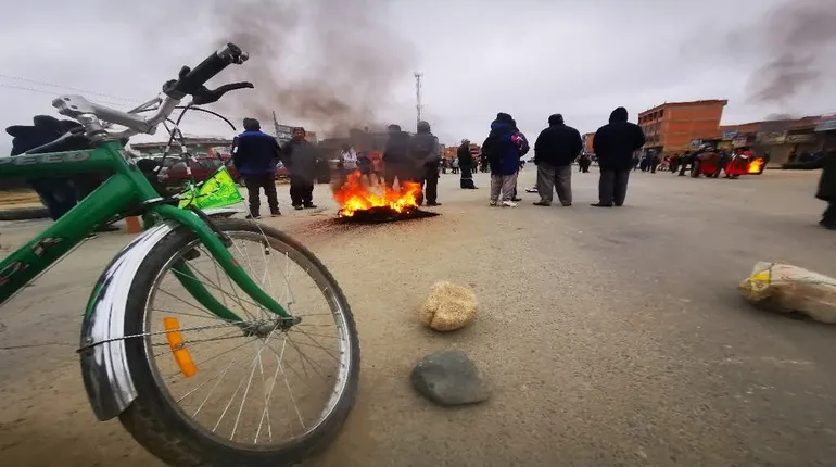 Bloqueos en El Alto obligan a suspender viajes desde La Paz