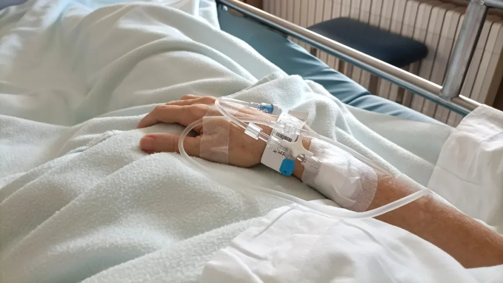 Joven de 22 años en coma inducido tras estallar cápsula de cocaína en su estómago