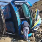 16 heridos tras volcarse un bus en la carretera La Paz-Charazani