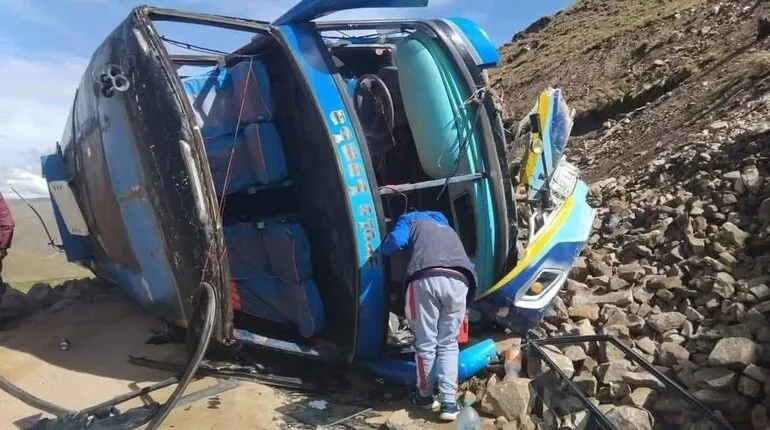 16 heridos tras volcarse un bus en la carretera La Paz-Charazani