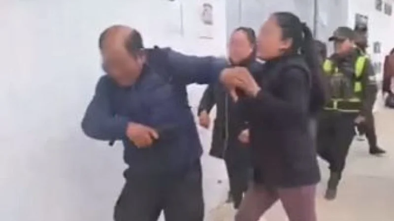 ¡A patadas y puñetes! Madres agreden a un profesor acusado de abusar a niños en Tarija