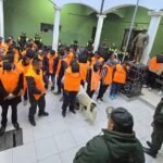 Infractores cumplen con trabajo comunitario limpiando calles en La Paz