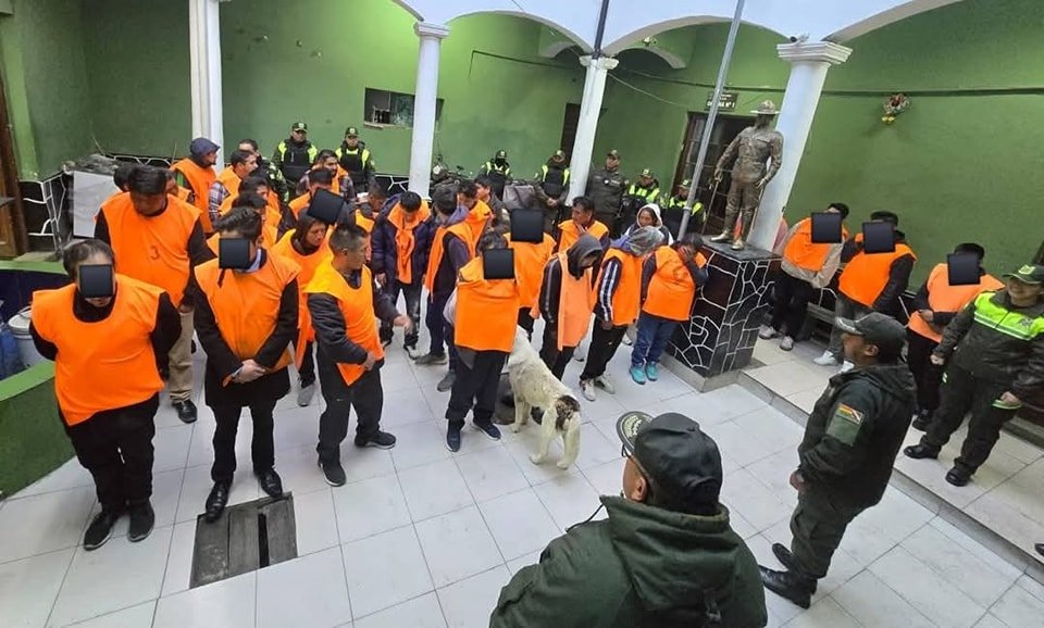 Infractores cumplen con trabajo comunitario limpiando calles en La Paz