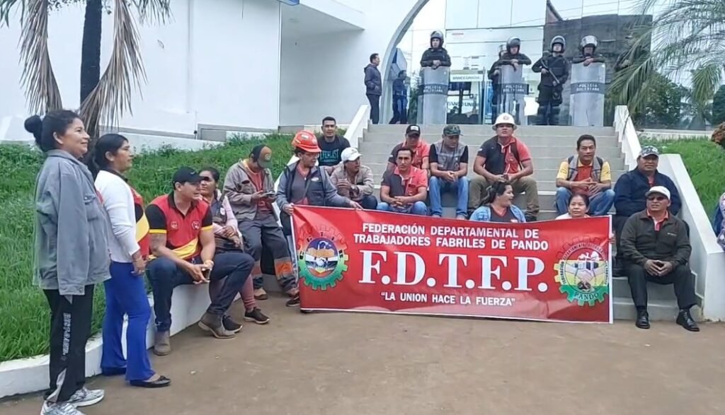 COD Pando realiza la toma pacífica del Banco Unión, exige habilitar las tarjetas para compras internacionales