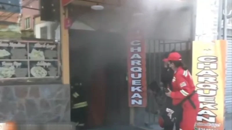 Terrible incendio consume parte de un restaurante en La Paz