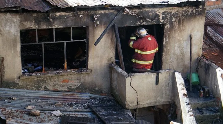 Incendio en zona Gran Poder de La Paz fue causado por velas encendidas