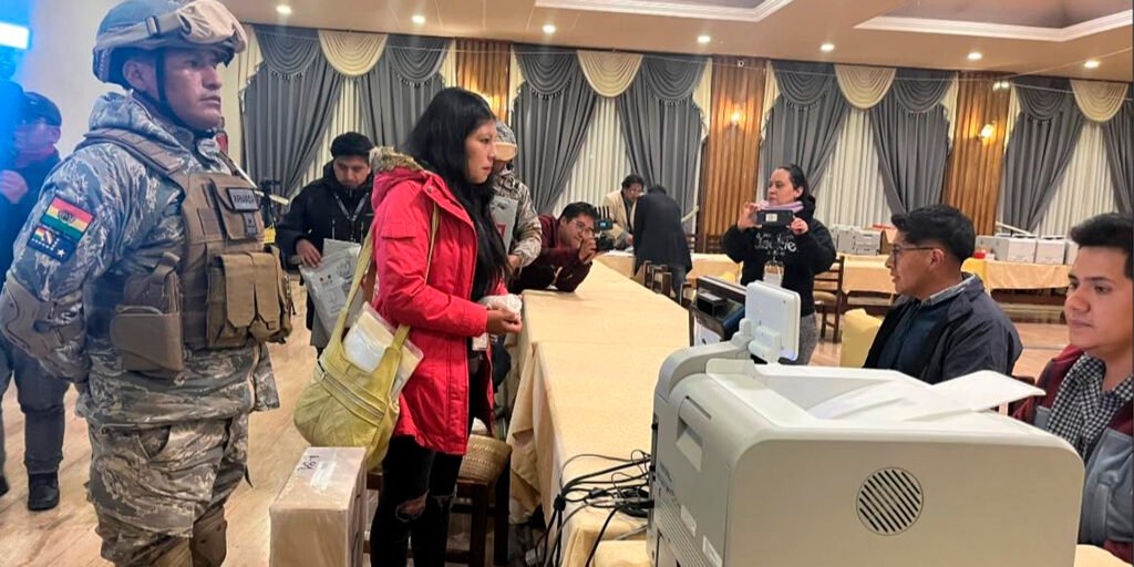 Más de 3.000 personas movilizadas para el balotaje en La Paz