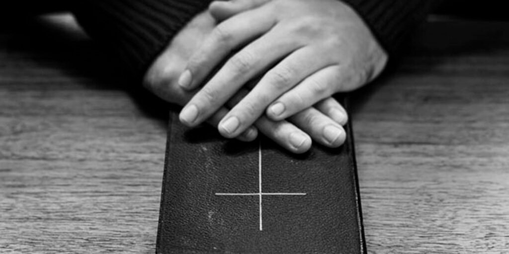 Exsacerdote fue declarado rebelde; juicio se hará tras extradición